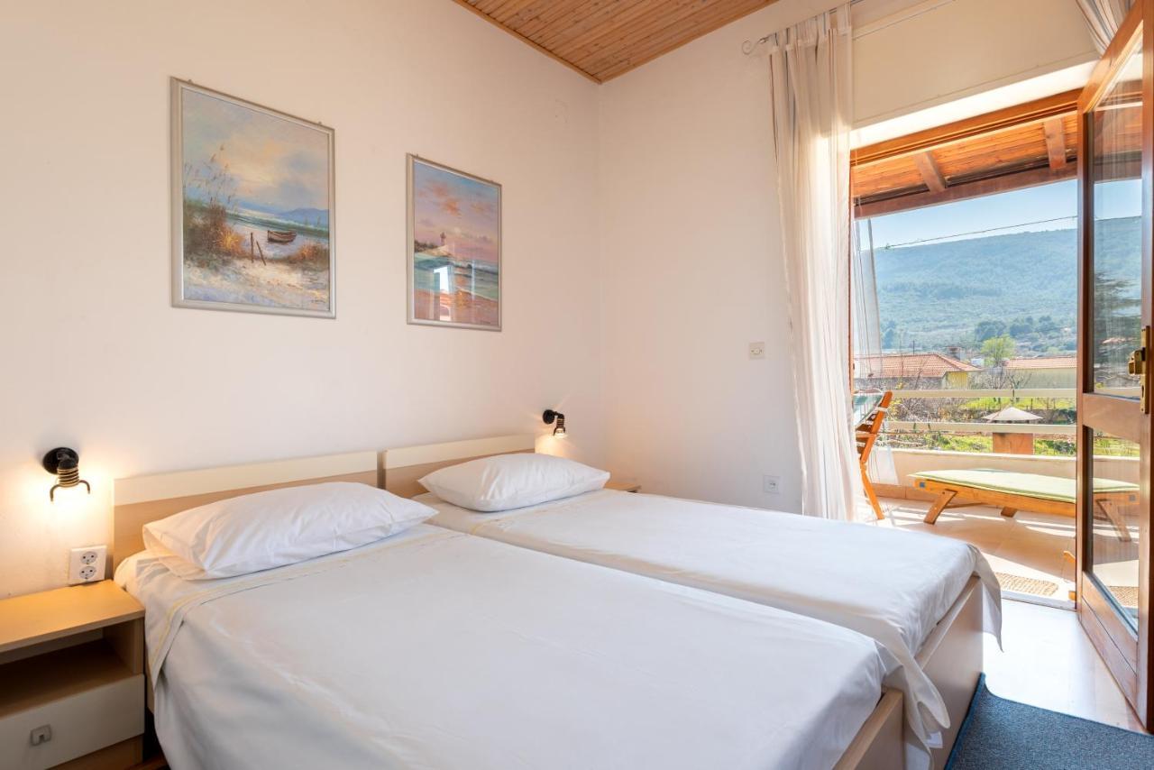 Apartments By The Sea Jelsa, Hvar - 11319 Jelsa  Kültér fotó