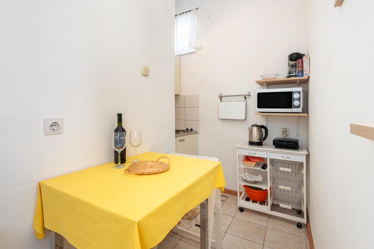 Apartments By The Sea Jelsa, Hvar - 11319 Jelsa  Kültér fotó