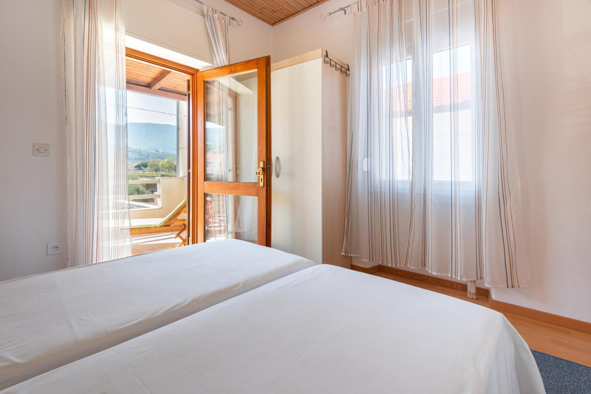 Apartments By The Sea Jelsa, Hvar - 11319 Jelsa  Szoba fotó